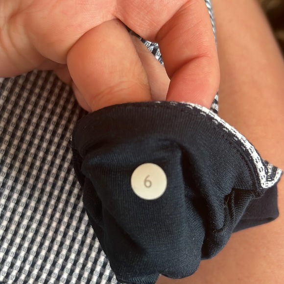 Lululemon Mid-Rise Crop Leggings Size 6 - Picture 5 of 5